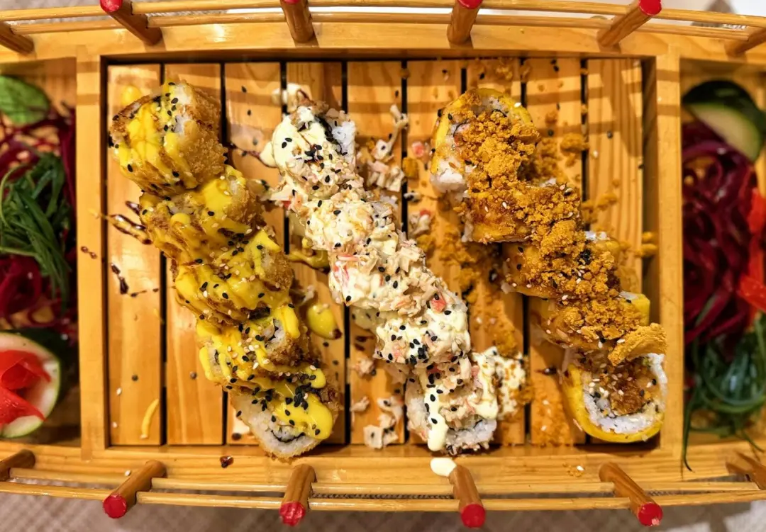 Sushi servido como parte de la oferta de comida internacional en Manta con presentación elegante