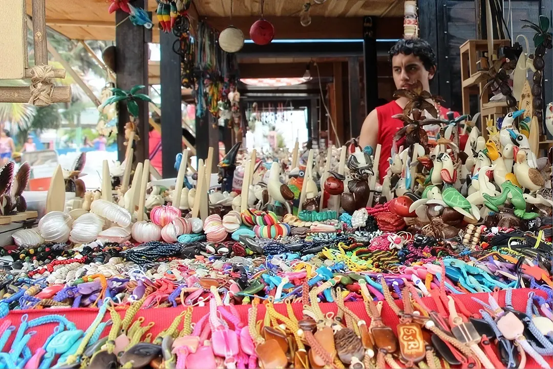 Compras en Manta con tiendas, artesanías y productos locales en zona comercial.