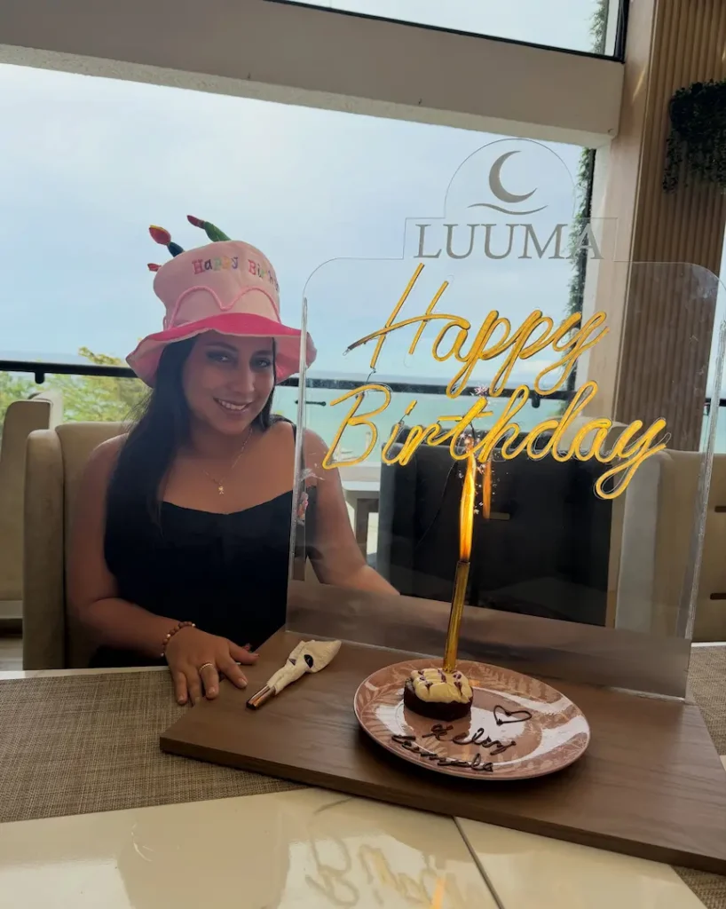 Decoración de cumpleaños en Luuma Rooftop con mesa elegante, pastel y detalles especiales.