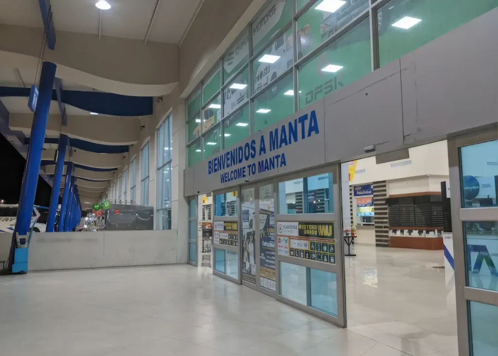 Viaje de Guayaquil o Quito a Manta por carretera o avión hacia la costa ecuatoriana