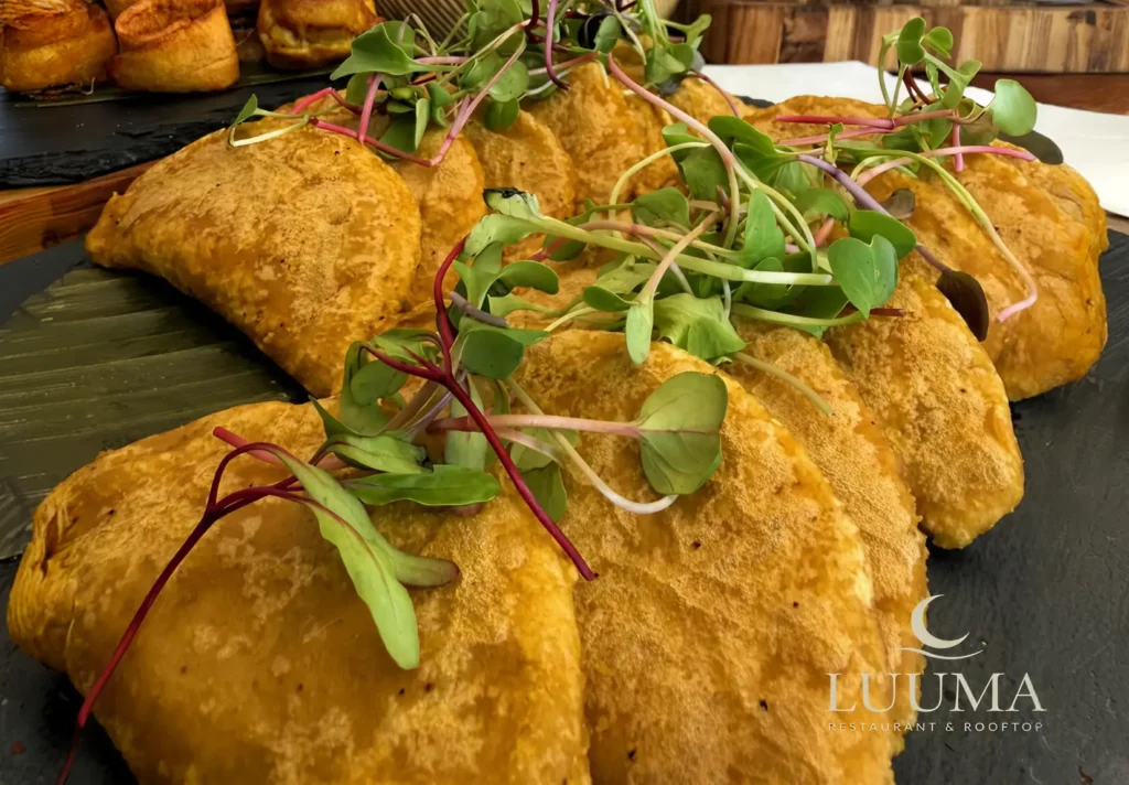 Empanadas recién preparadas servidas como opción de desayuno en Manta