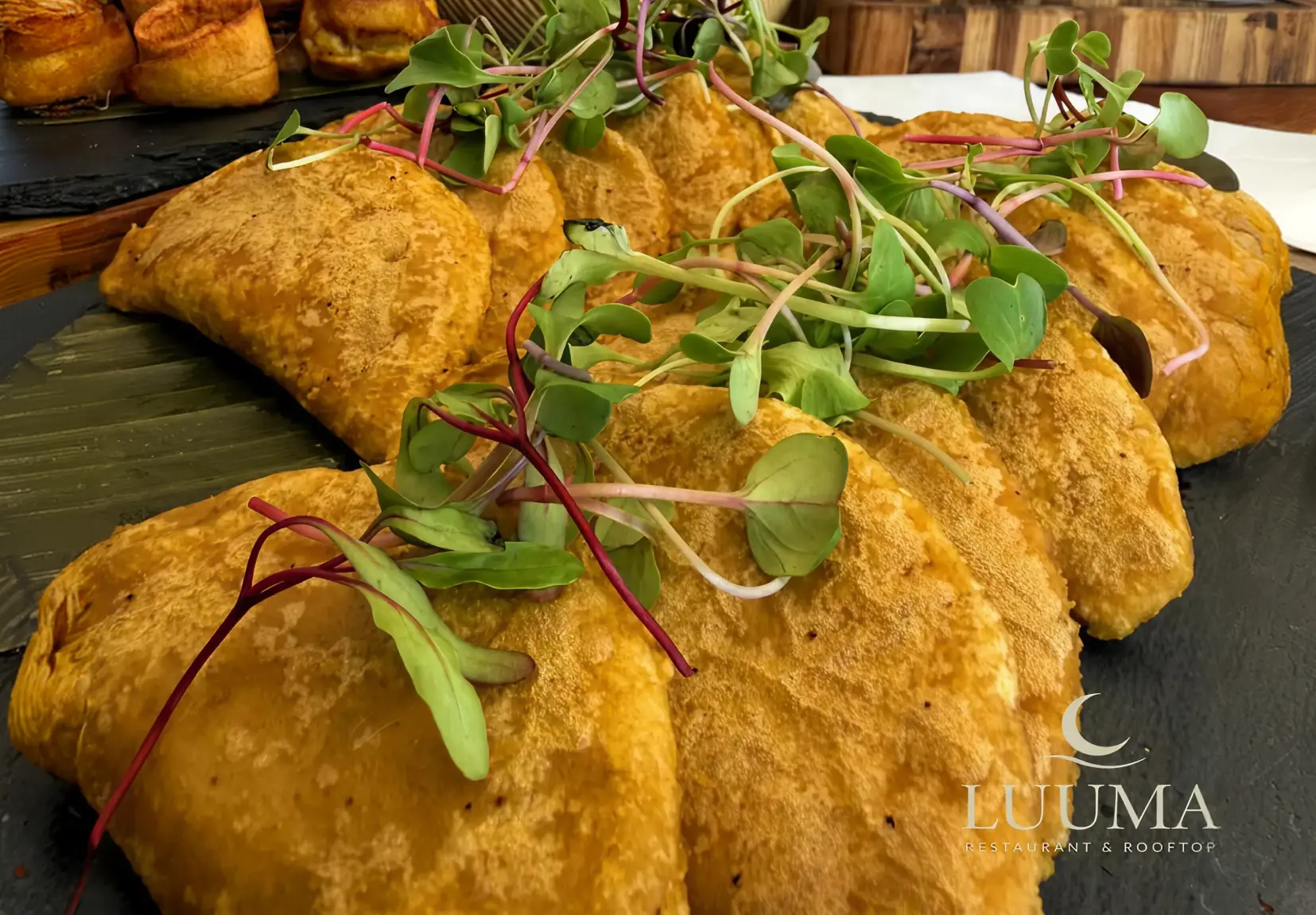Empanadas recién preparadas servidas como opción de desayuno en Manta