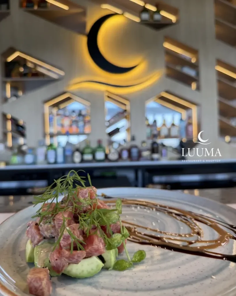 Plato de atún preparado con técnicas de alta cocina y presentación gourmet en Manta