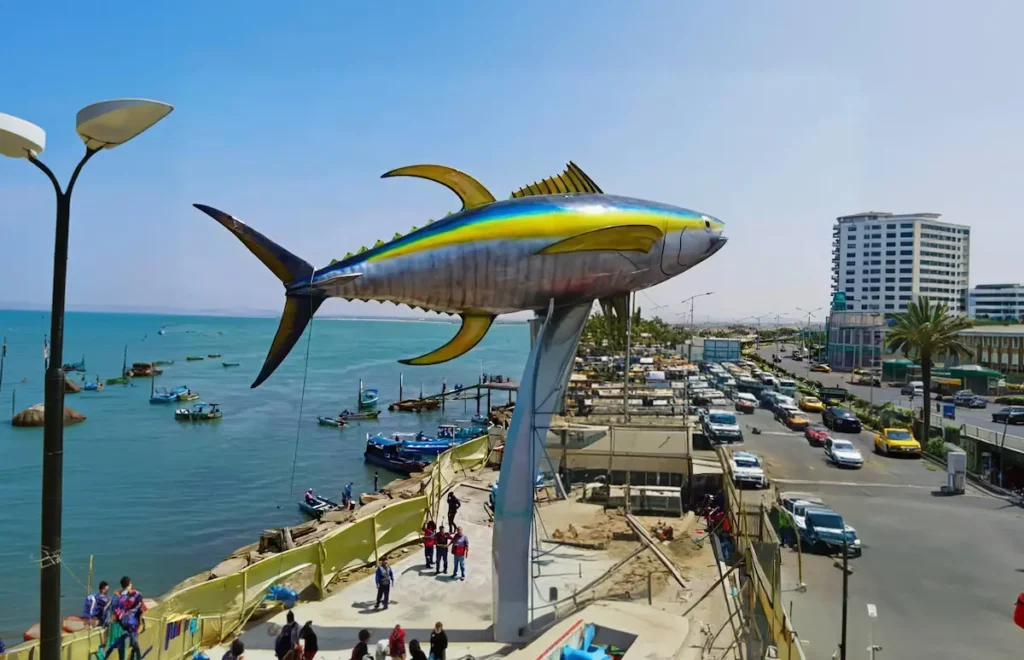 Monumento al Atún en Manta, uno de los símbolos representativos de la ciudad costera