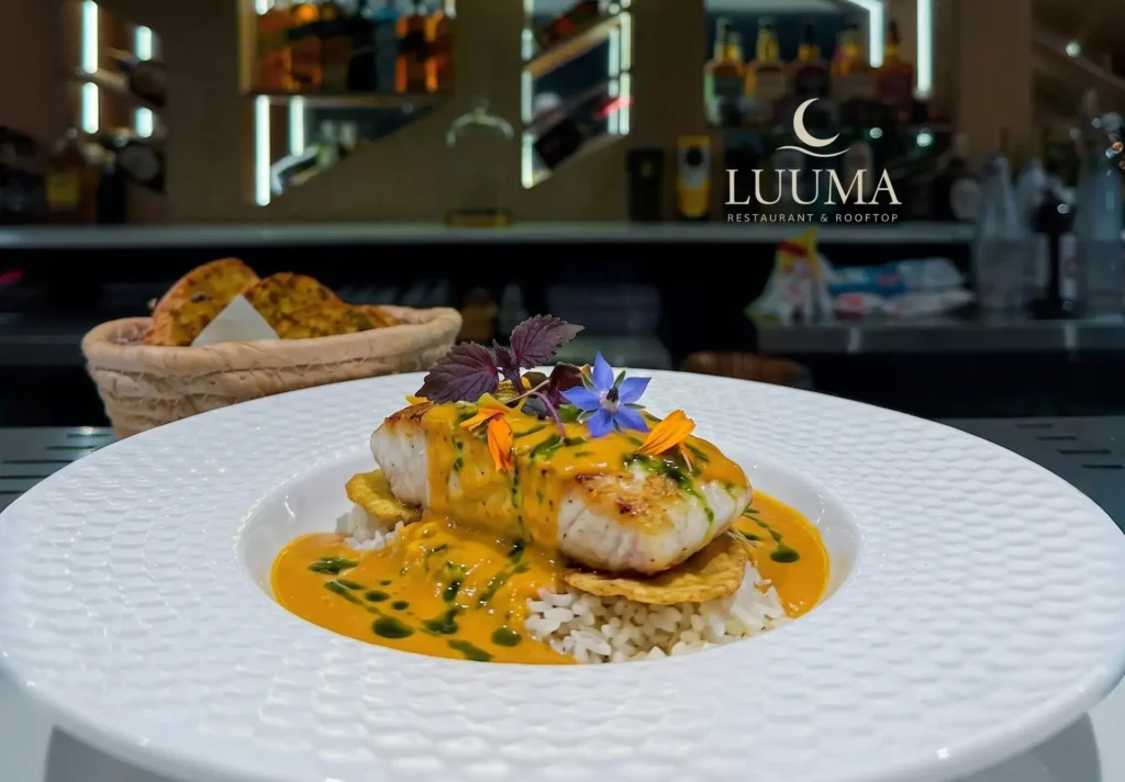 Encocado manabita preparado con la receta tradicional y servido con presentación típica