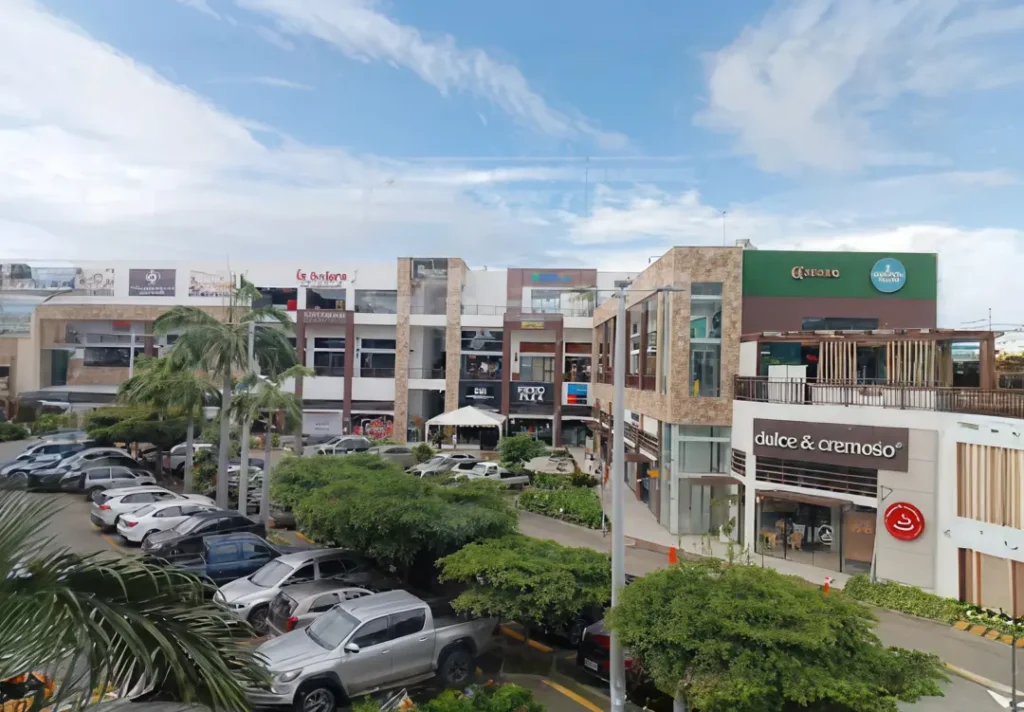 Área de estacionamiento disponible en un restaurante de Manta para comodidad de los visitantes