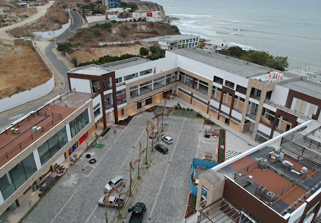 Estacionamiento de Plaza La Quadra en Barbasquillo con acceso a restaurantes y comercios