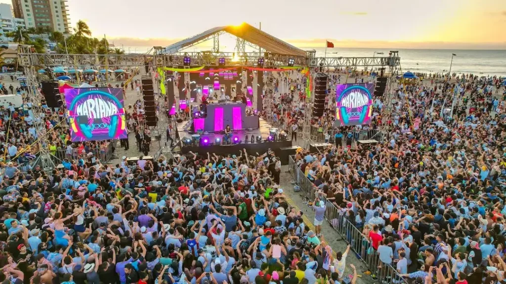 Eventos de Carnaval en Manta con música, comparsas y ambiente festivo junto al mar.