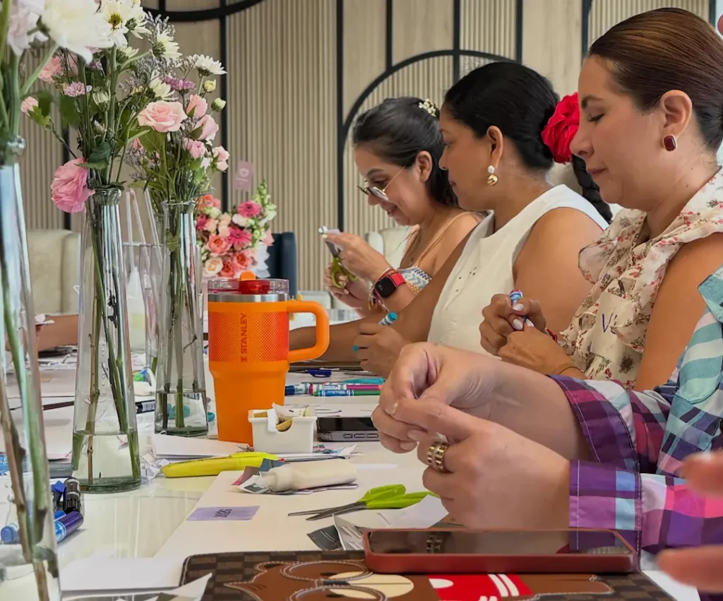 Eventos corporativos en Manta con asistentes reunidos en un espacio elegante frente al mar.