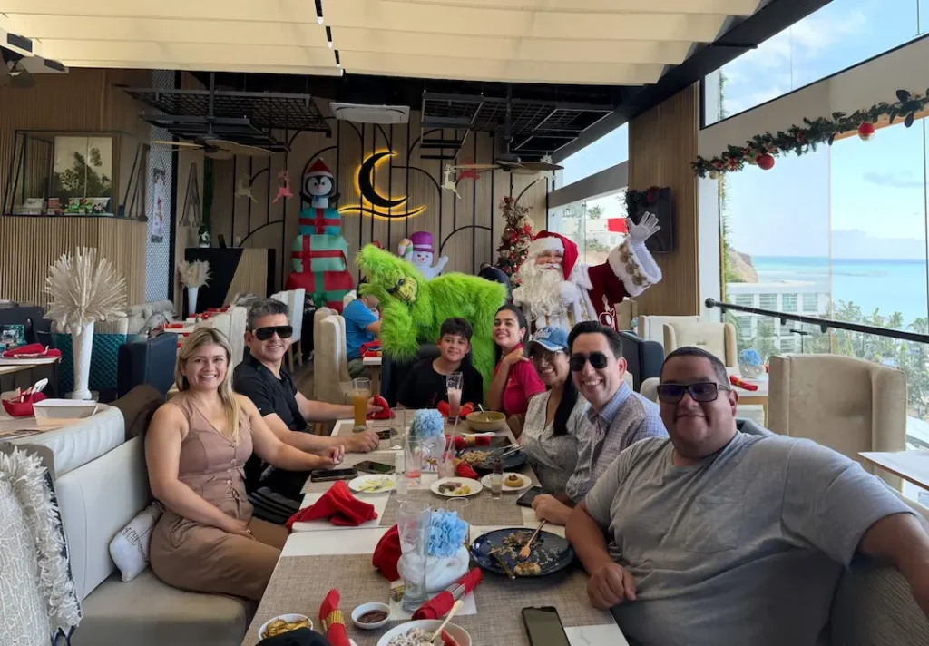 Personas celebrando la fiesta de Fin de Año en Manta, navidad.