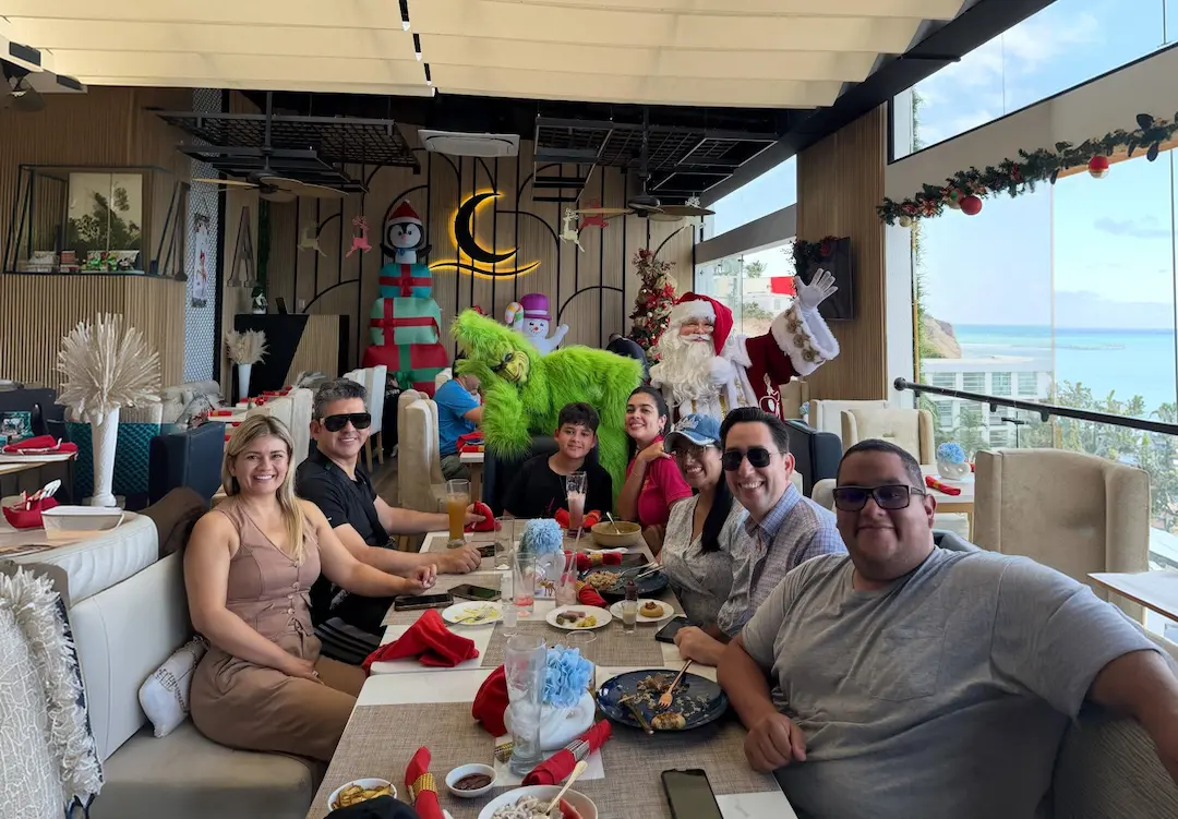 Personas celebrando la fiesta de Fin de Año en Manta, navidad.