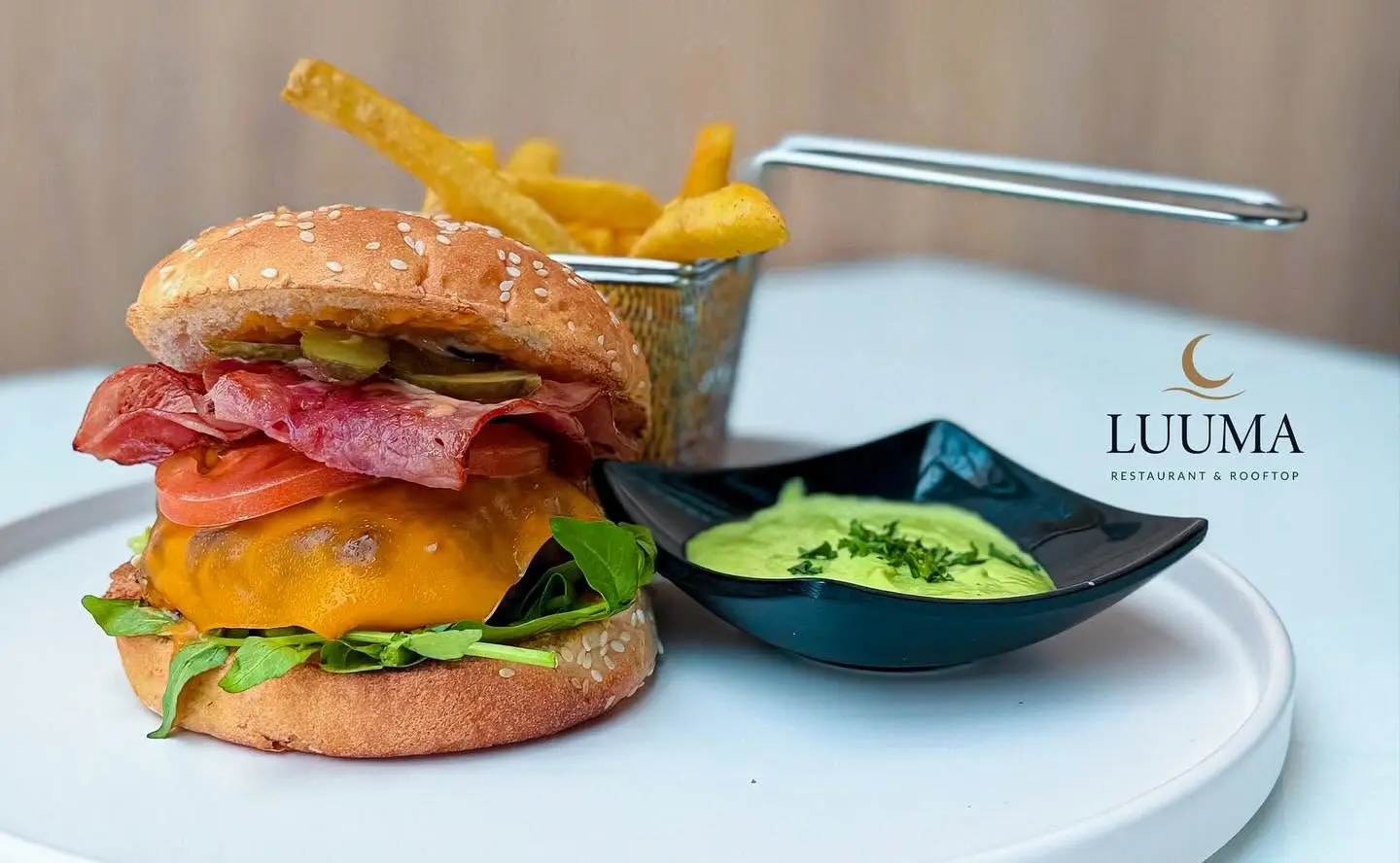 Hamburguesa gourmet servida en un restaurante de Manta con acompañamientos y presentación atractiva