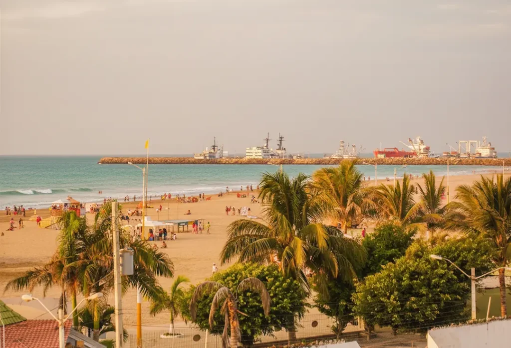 Malecón Murciélago en Manta con paseo costero, playa y vista al océano.