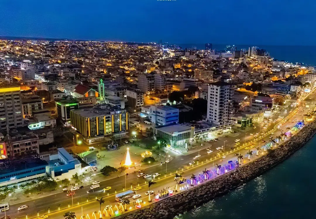 Vista panorámica de Manta de noche con iluminación urbana y ambiente costero