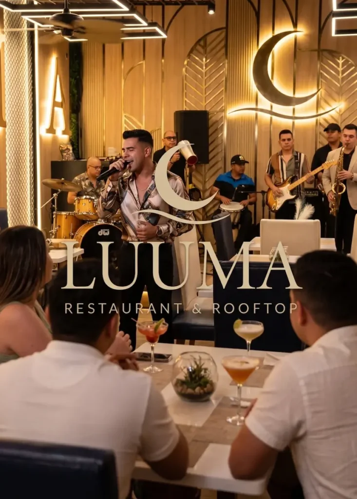 Música en vivo en Manta con banda tocando frente al público en restaurante.