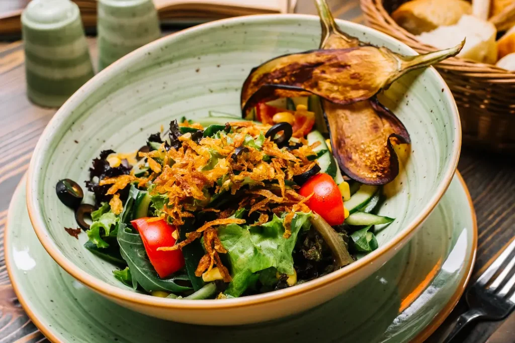 Opciones veganas en restaurante con platos elaborados exclusivamente con ingredientes de origen vegetal.