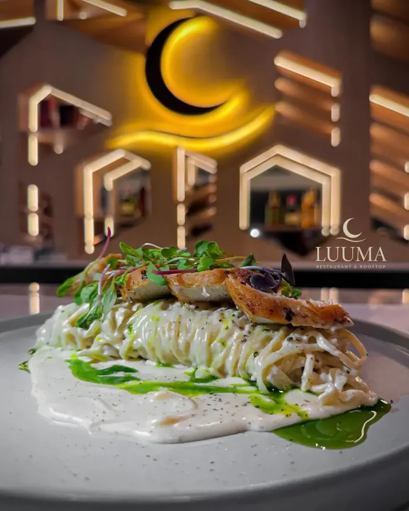 Pasta gourmet servida en Luuma Rooftop