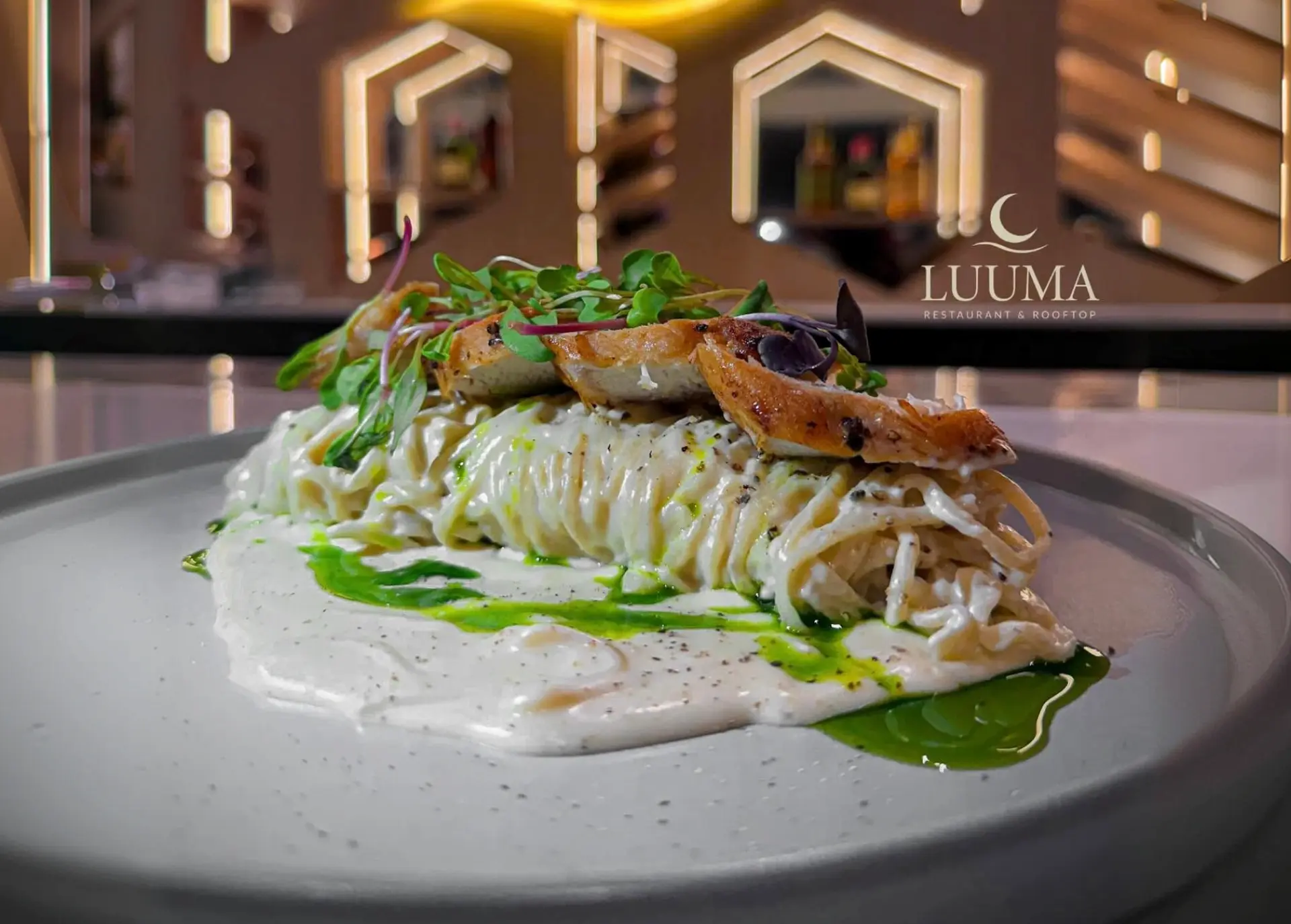 Plato de pasta italiana con ingredientes frescos de la costa ecuatoriana
