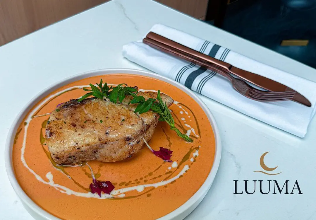 Pesca blanca del día servida en Luuma Rooftop con presentación gourmet y acompañamientos