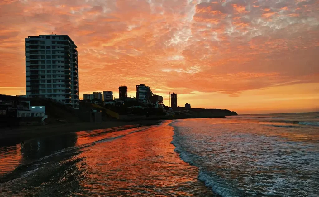 Vista de la playa de Barbasquillo en Manta con arena, mar y ambiente costero