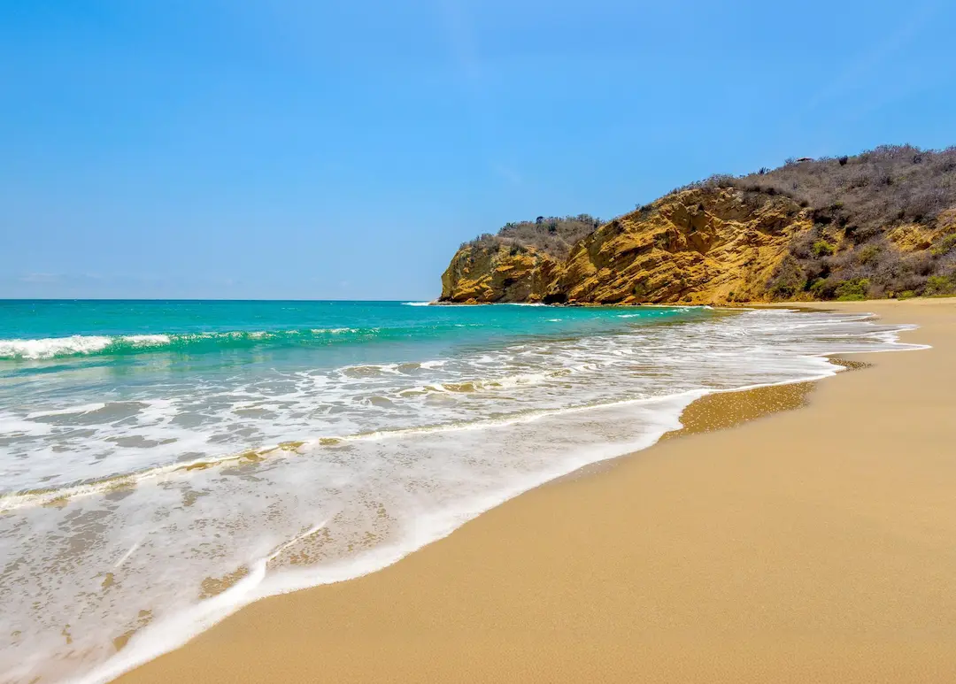 Playas de Manta con arena, mar y ambiente ideal según cada tipo de plan.