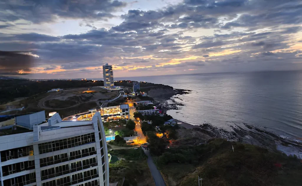 Panoramica de la Plaza La Quadra en Barbasquillo con locales gastronómicos y ambiente moderno