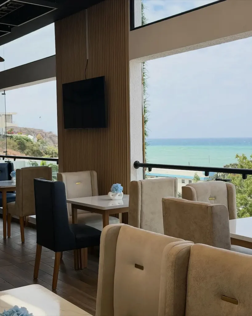 Restaurante con WiFi y vista al mar donde personas trabajan y disfrutan de una experiencia gastronómica