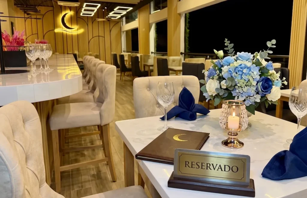 Restaurante de Manta con mesas reservadas y ambiente elegante