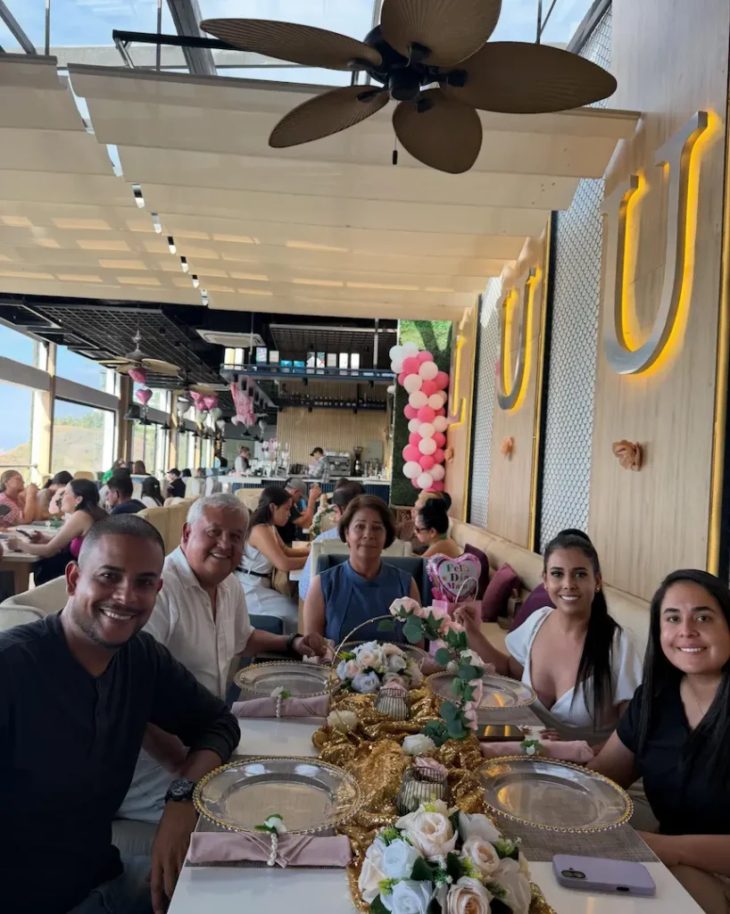Familia reunida en un restaurante de Manta durante un evento privado en un ambiente acogedor