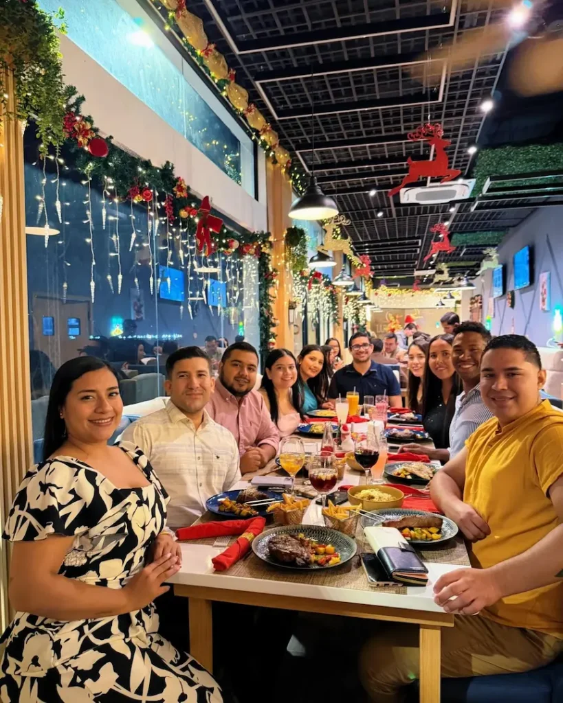 Familia numerosa disfrutando una comida en un restaurante de Manta con ambiente amplio y acogedor