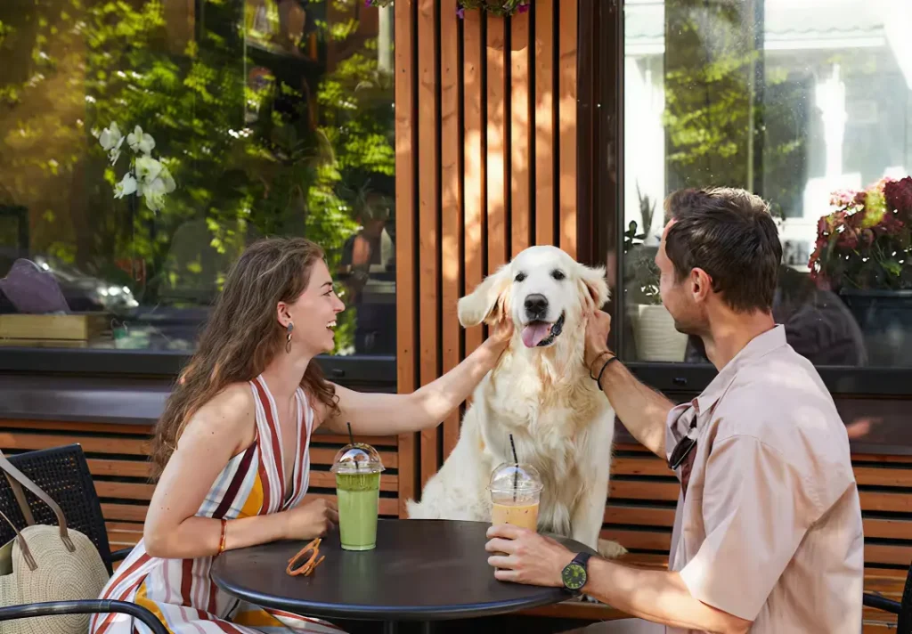 Personas disfrutando una comida junto a su mascota en un restaurante pet friendly de Manta