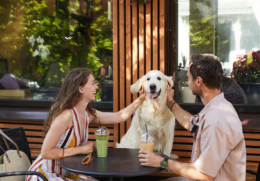 Personas disfrutando una comida junto a su mascota en un restaurante pet friendly de Manta