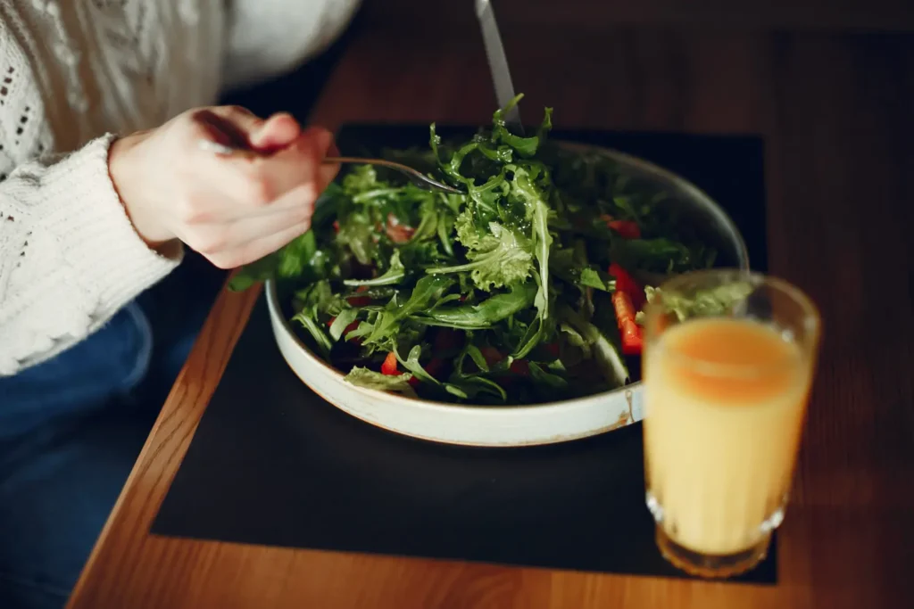 Restaurantes vegetarianos con platos frescos preparados con verduras, legumbres y ingredientes naturales.