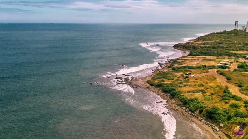 Ruta Spondylus desde Manta con carretera costera y vistas al océano Pacífico.