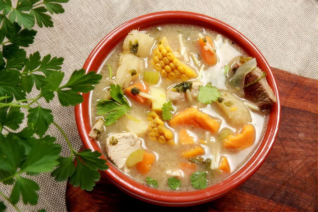Sancocho manabita servido con yuca, plátano y caldo tradicional.