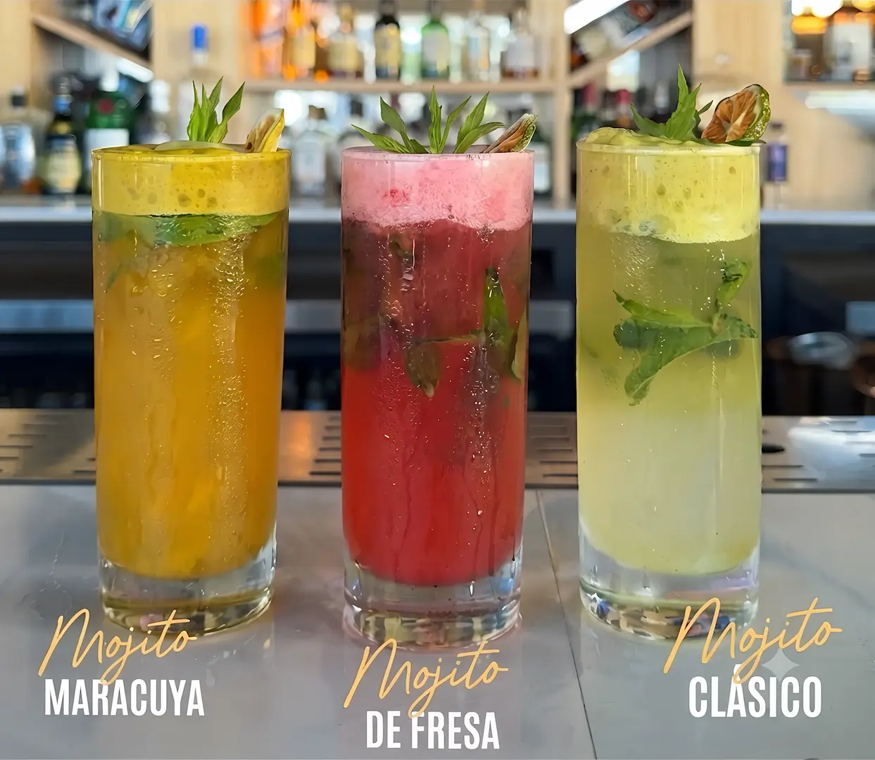 Tipos de mojitos en Luuma Rooftop con diferentes sabores y presentación elegante.