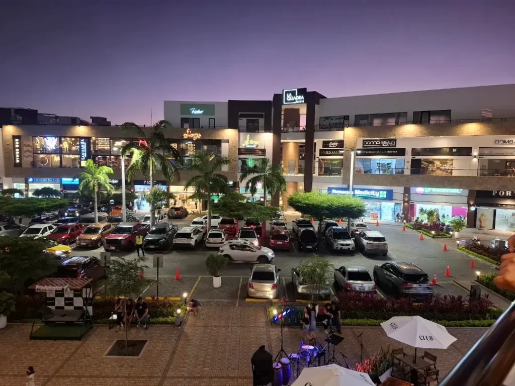 Transporte privado en Manta Ecuador con vehículo turístico circulando por la ciudad.