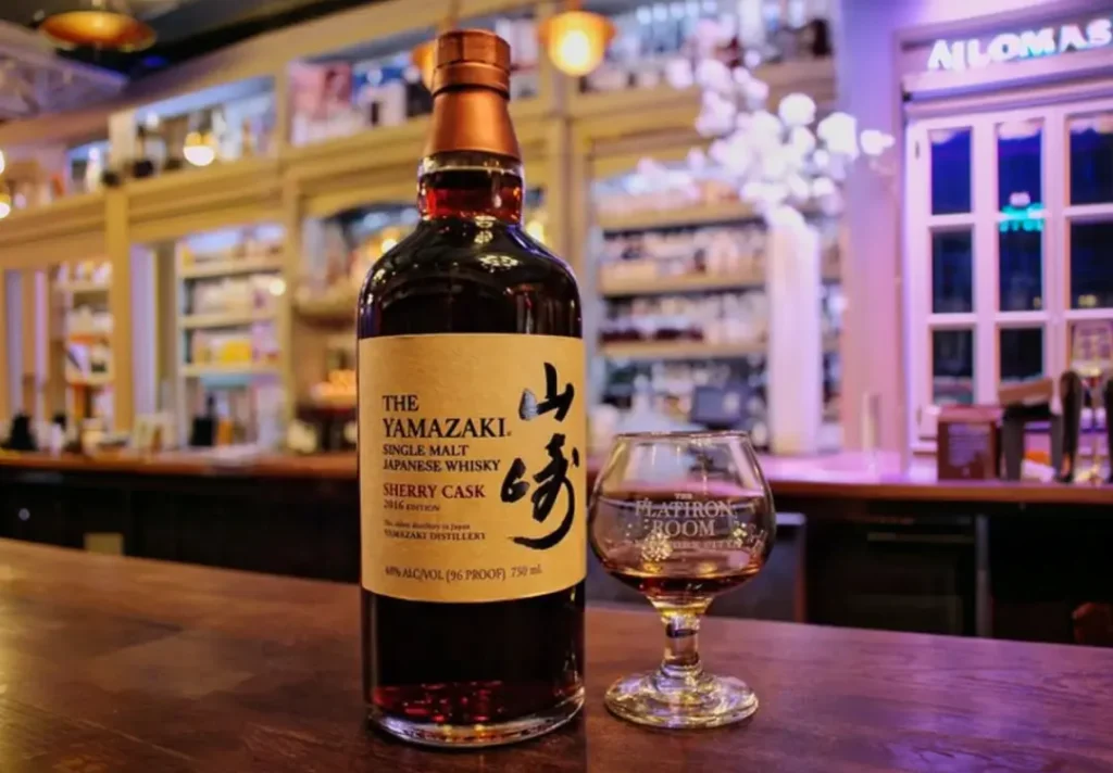 Whisky japonés acompañado de un plato gourmet en una experiencia de maridaje gastronómico