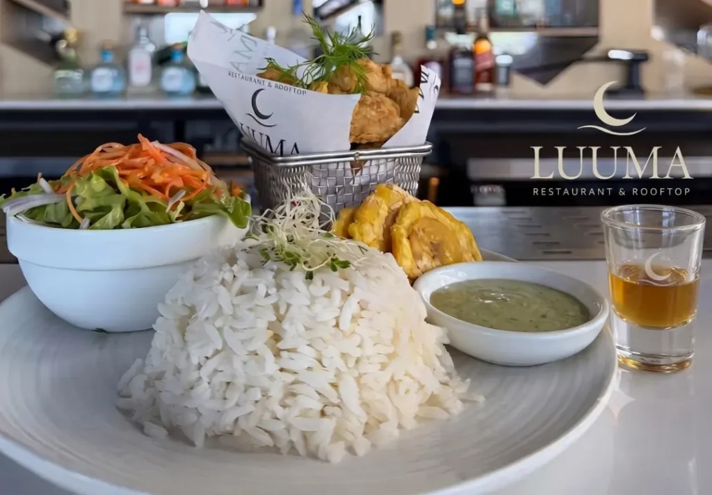 Copa de whisky acompañando un plato gourmet en Luuma Rooftop para una experiencia de maridaje