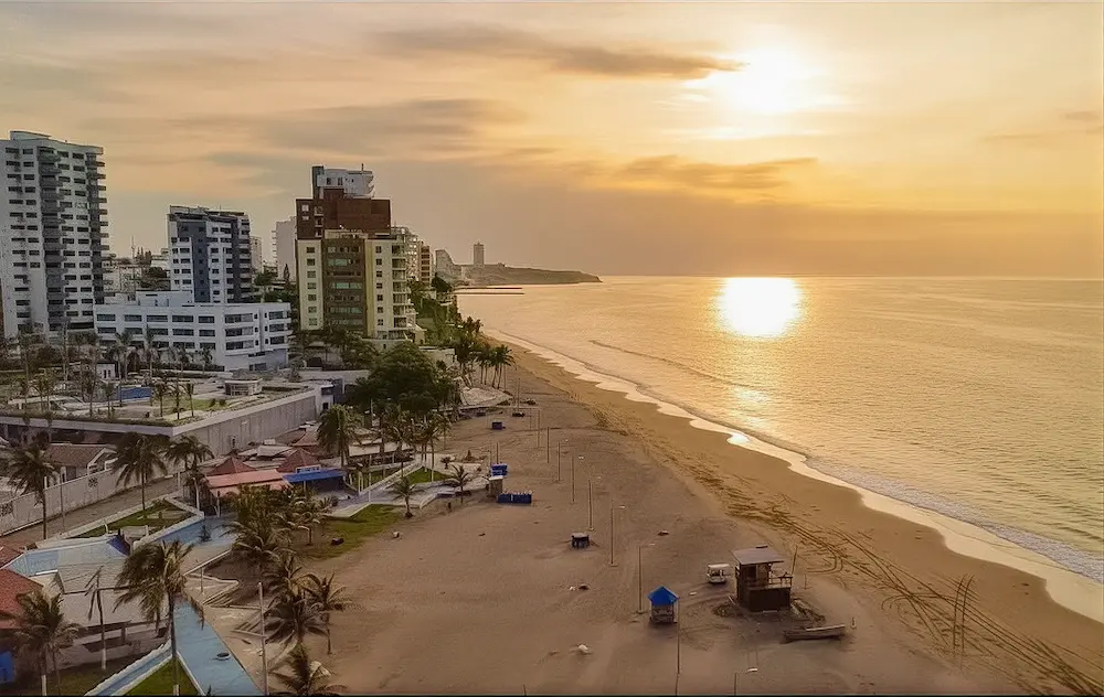 Zona central del Malecón Murciélago en Manta con paseo peatonal y vista al mar.