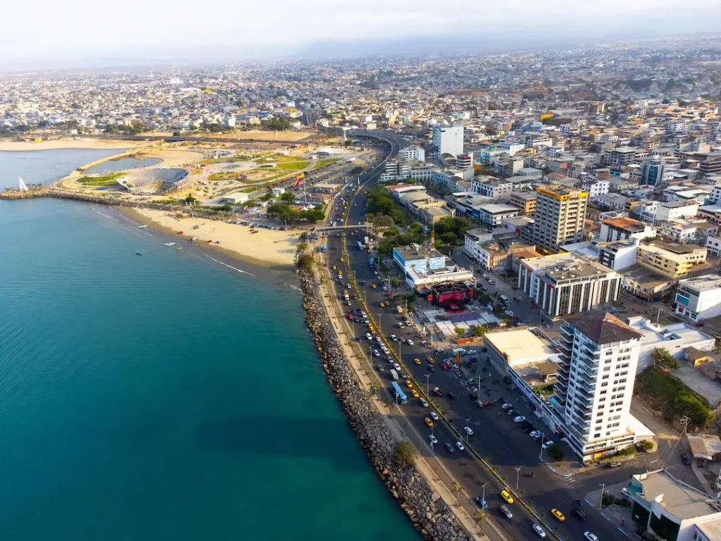 Zona hotelera de Manta con hoteles modernos, vista al mar y ambiente turístico