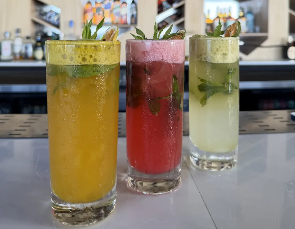 Cócteles con ron ecuatoriano preparados con sabores tropicales