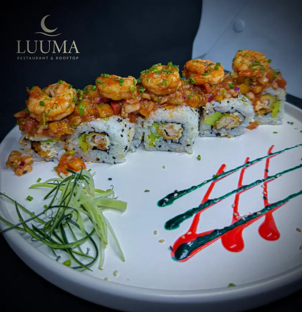 Sushi en Manta con camarón y presentación gastronómica