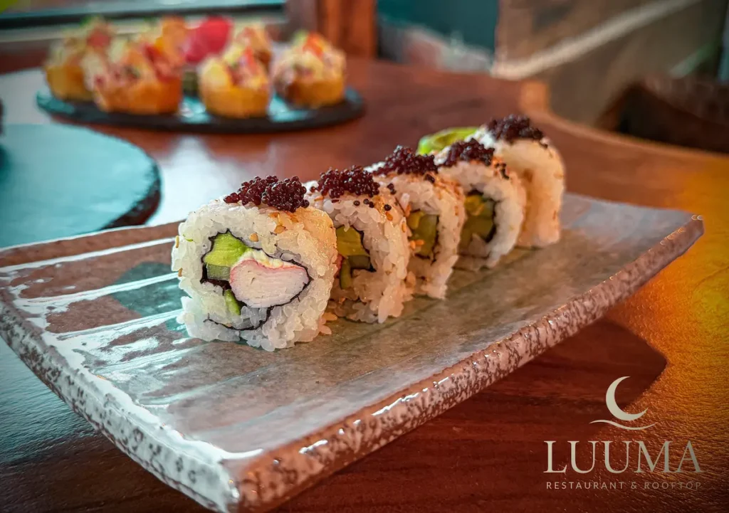 Sushi en producción en Luuma Rooftop Manta